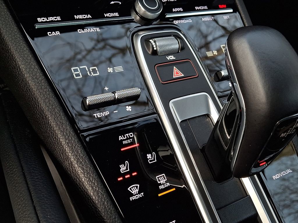 Used 2023 Porsche Cayenne w/ Premium Package image 13