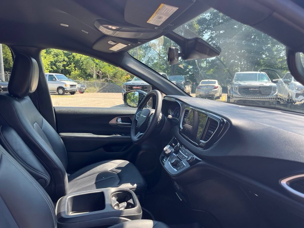 Used 2025 Chrysler Pacifica Select FWD image 43