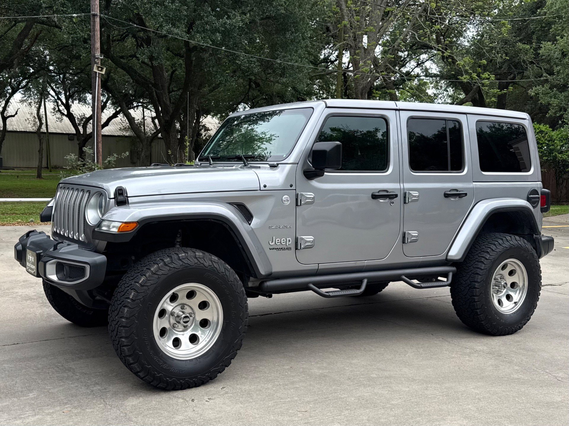 Used 2018 Jeep Wrangler Unlimited Sahara AWD/4WD image 3