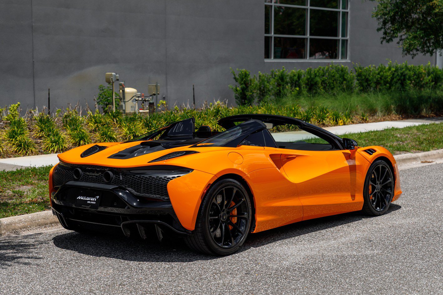 Used 2025 McLaren Artura Spider RWD image 9
