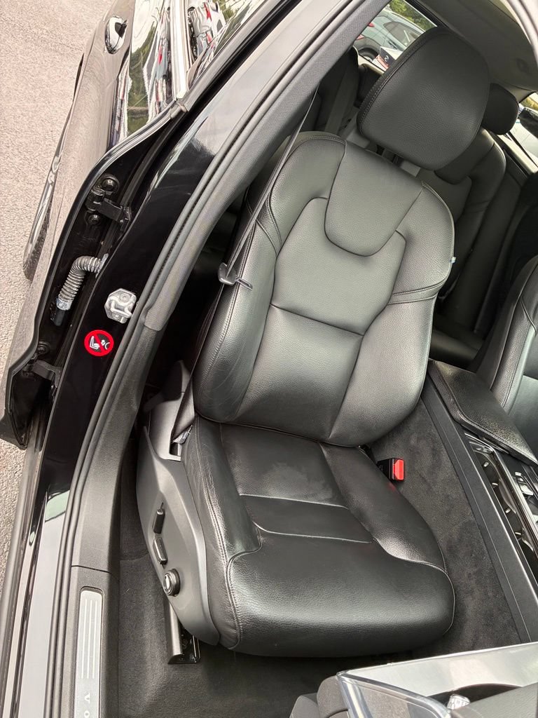 Used 2018 Volvo XC60 T5 Momentum w/ Vision Package AWD/4WD image 22