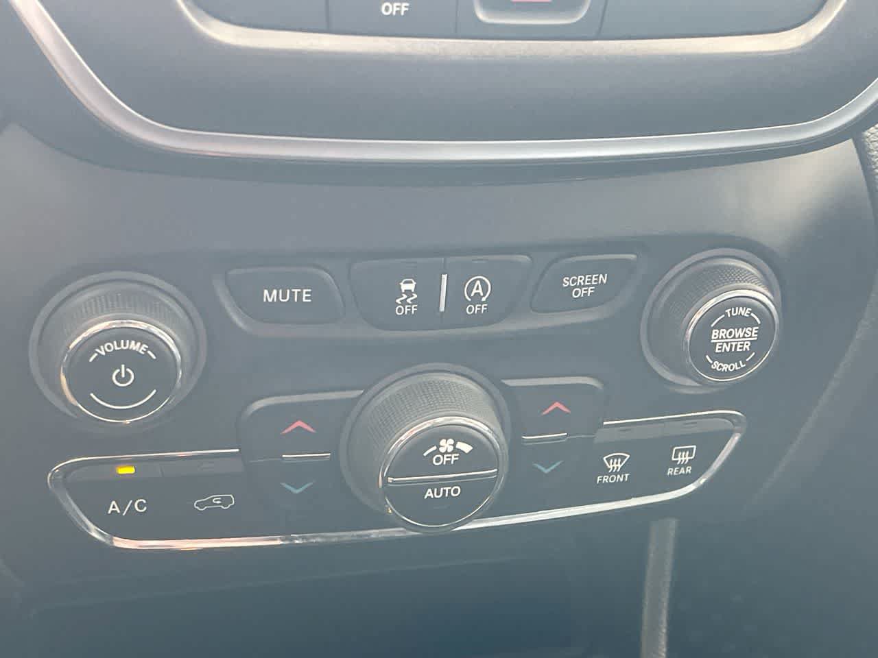 Used 2019 Jeep Cherokee Trailhawk w/ Cold Weather Group AWD/4WD image 19