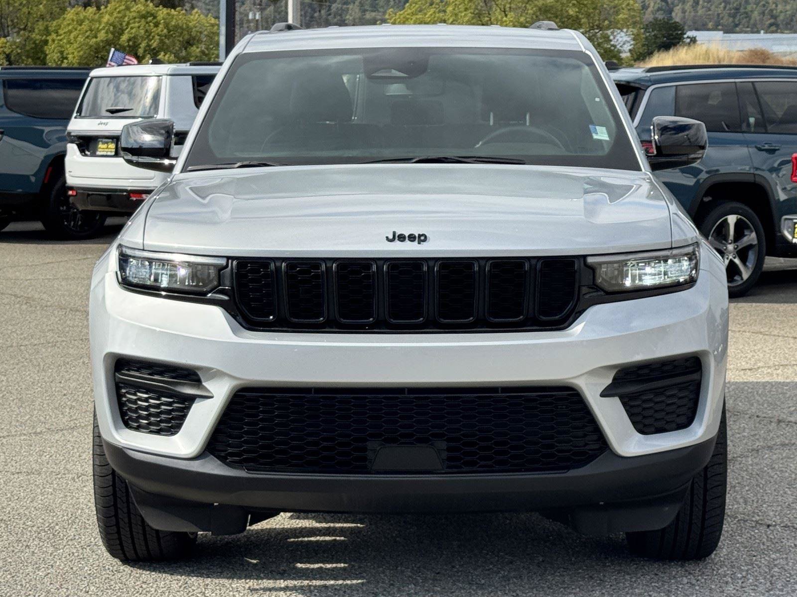 Used 2023 Jeep Grand Cherokee Altitude AWD/4WD image 2