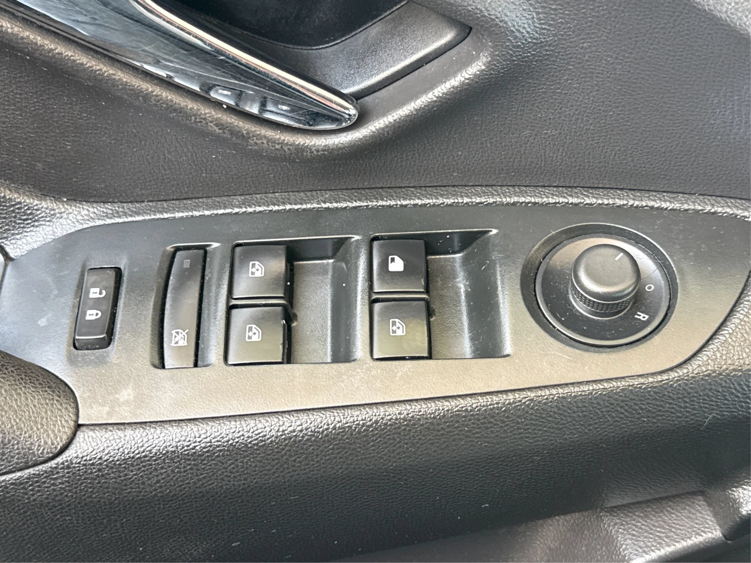 Used 2018 Chevrolet Trax LT w/ Sun & Sound Package AWD/4WD image 19
