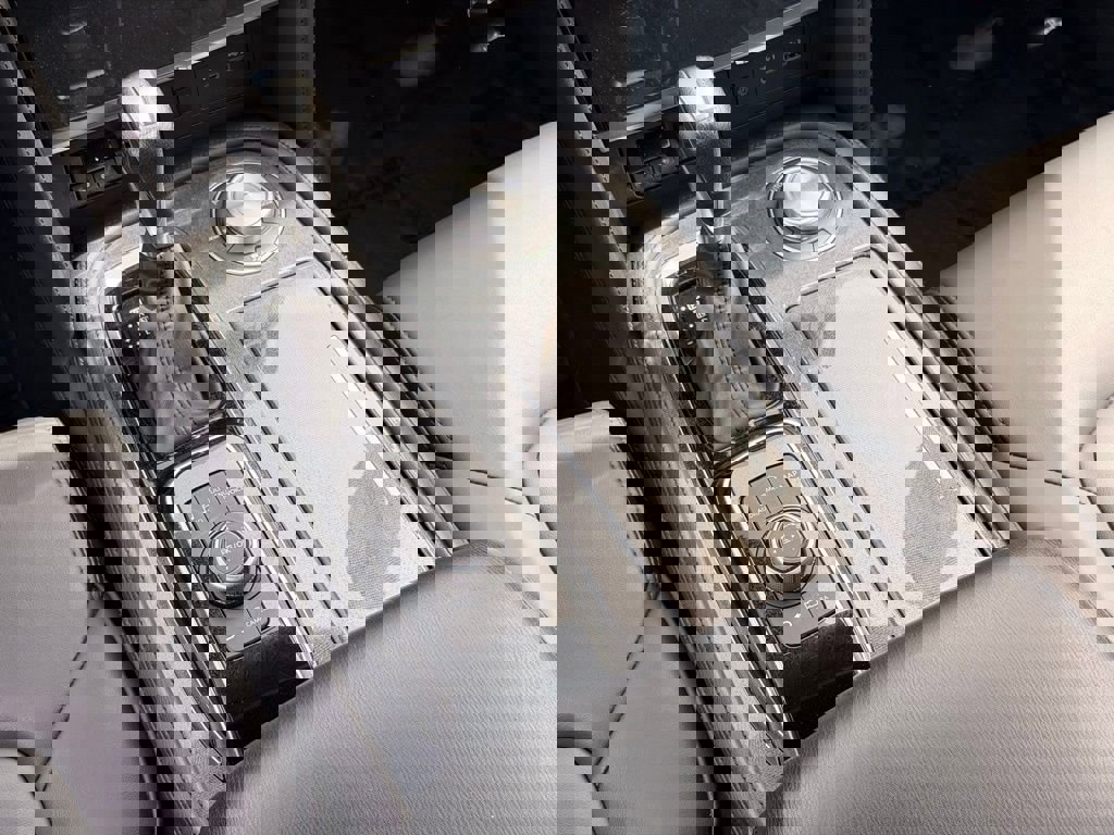 Used 2024 Nissan Armada SV image 19