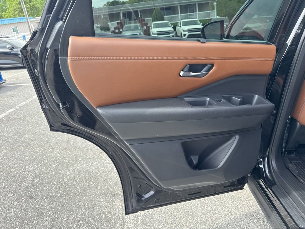 Used 2023 Nissan Pathfinder Platinum w/ Black Appearance Package AWD/4WD image 30