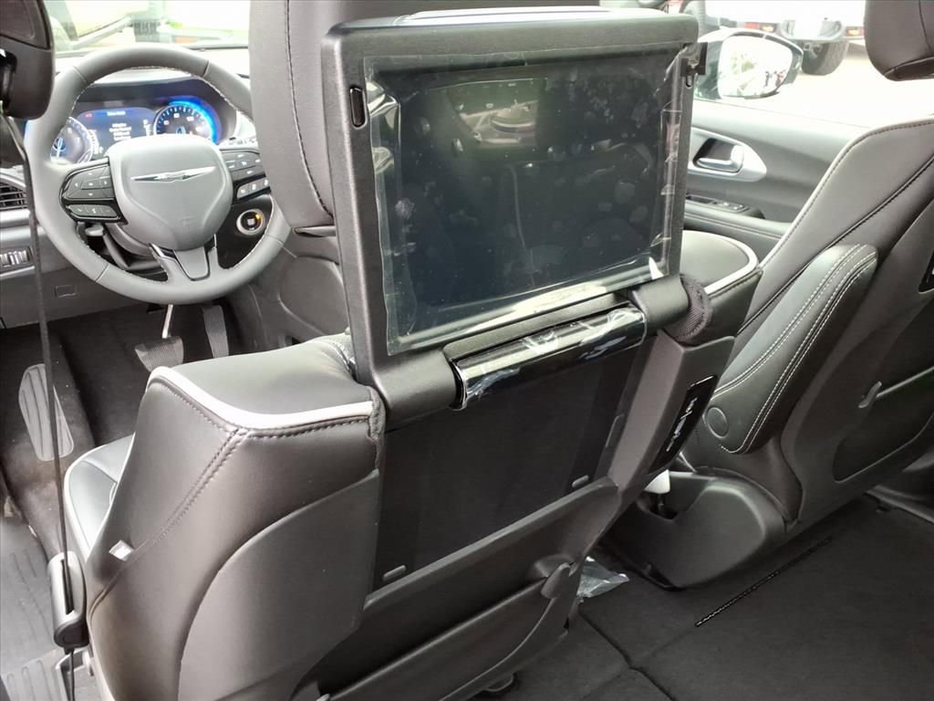 New 2026 Chrysler Pacifica Limited image 33