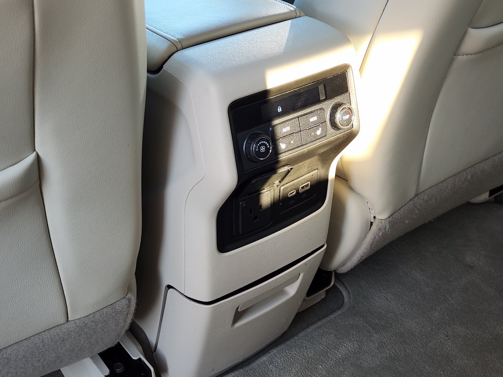 Used 2021 GMC Acadia Denali w/ Denali Technology Package FWD image 34