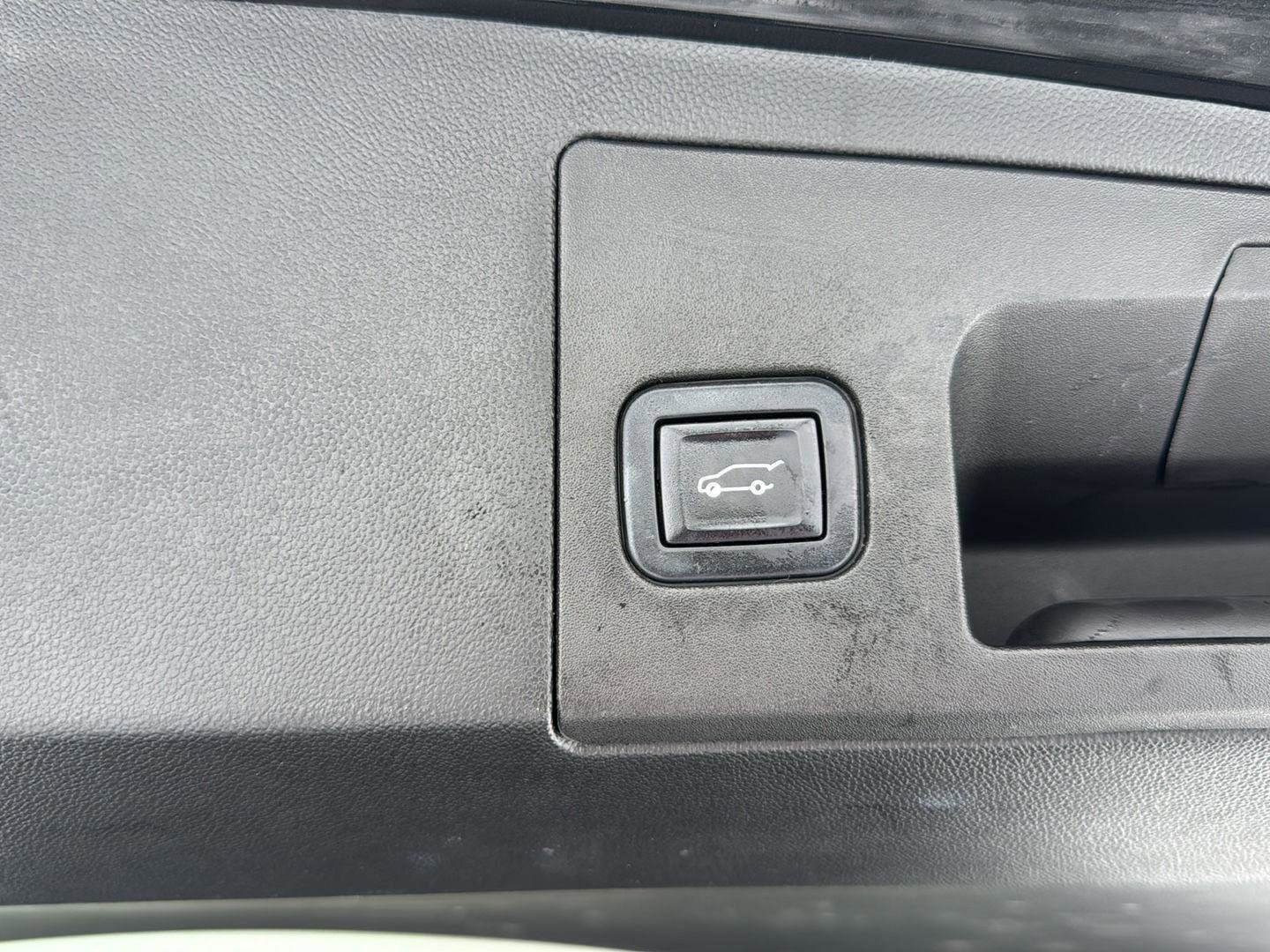 Used 2022 Cadillac XT5 Premium Luxury w/ Technology Package image 12