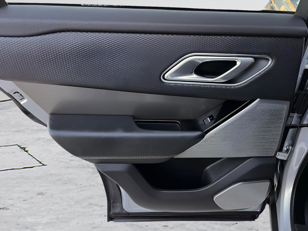 Used 2018 Land Rover Range Rover Velar S image 22