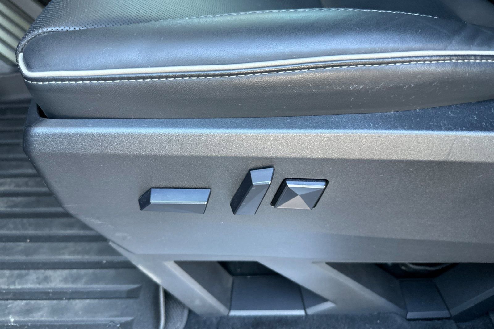 Used 2024 Tesla Cybertruck AWD Crew Cab image 12