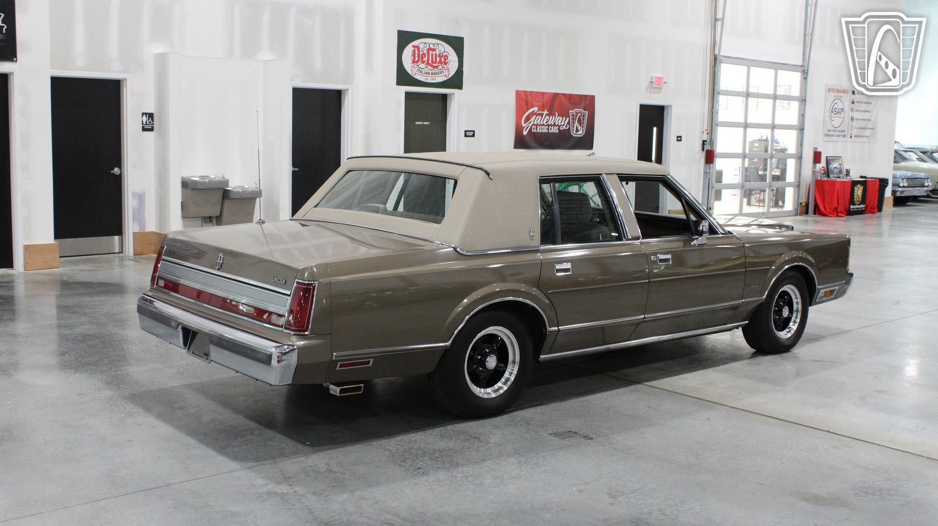Used 1989 Lincoln Town Car RWD image 4