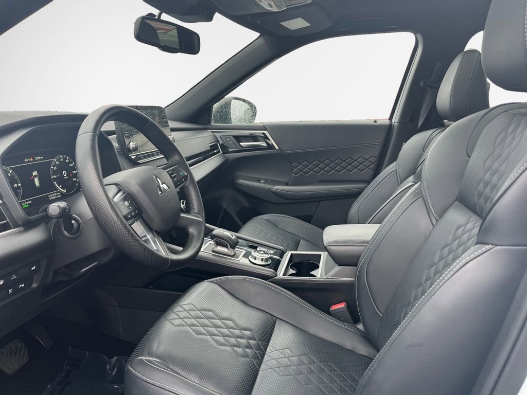 Used 2025 Mitsubishi Outlander 4WD Plug-In Hybrid image 12