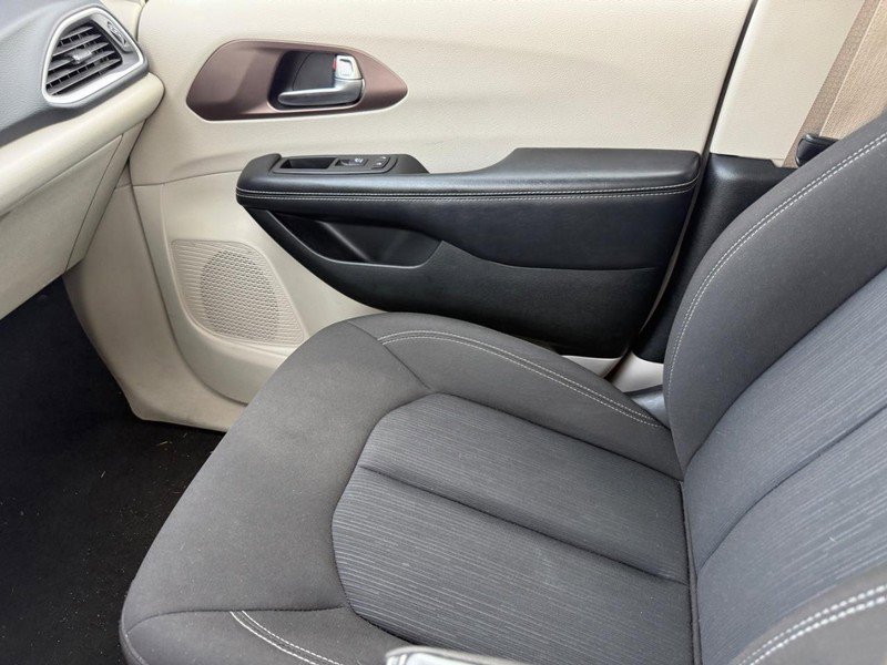 Used 2022 Chrysler Voyager LX image 21