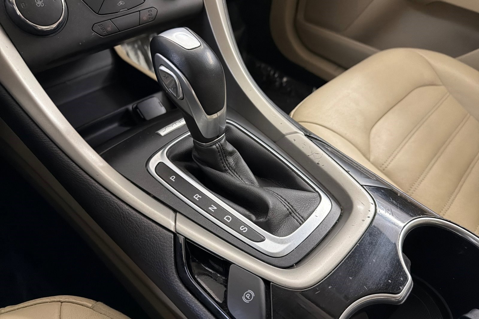 Used 2015 Ford Fusion SE w/ Equipment Group 202A FWD image 17