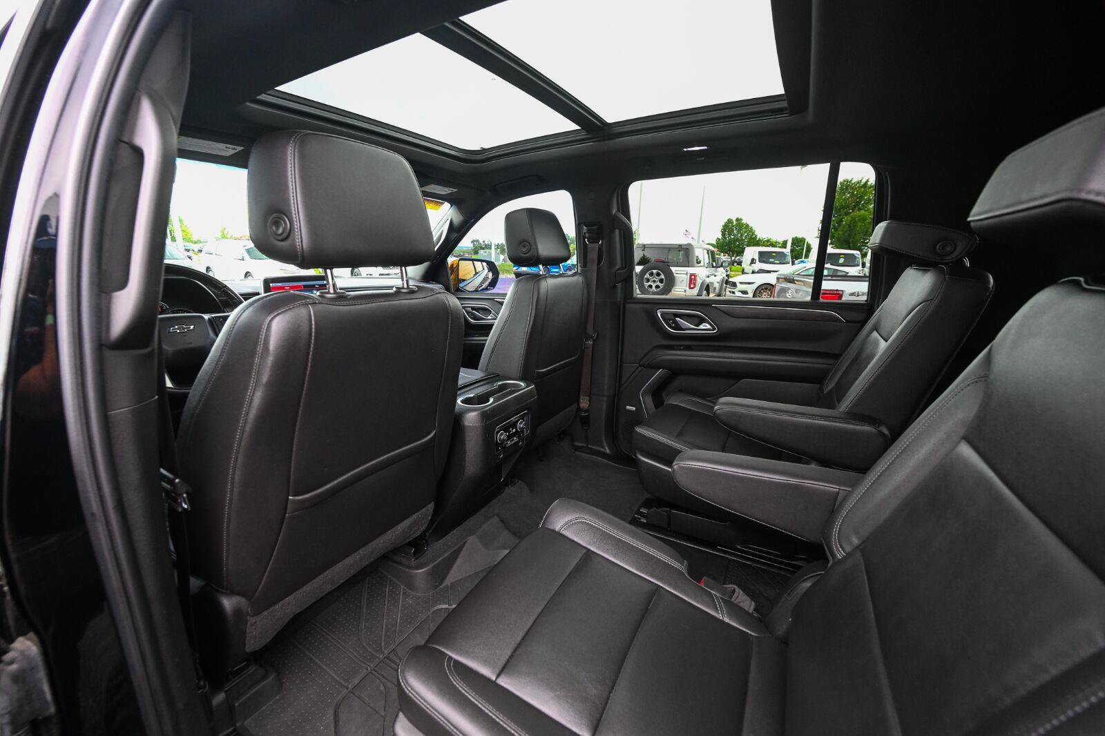 Used 2021 Chevrolet Suburban Z71 w/ Z71 Signature Package AWD/4WD image 24
