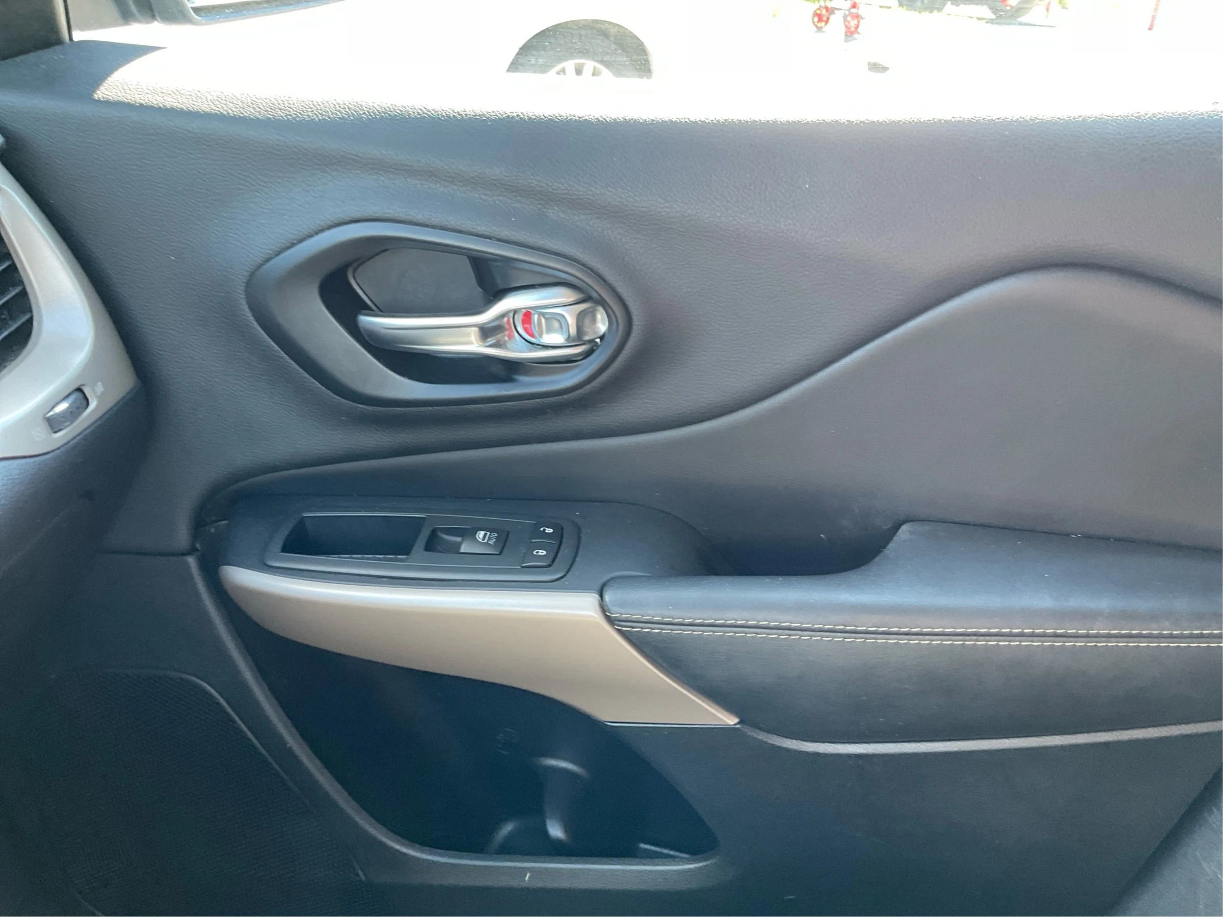 Used 2018 Jeep Cherokee Limited FWD image 20