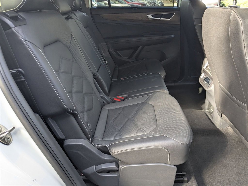 Used 2025 Volkswagen Atlas SE image 30