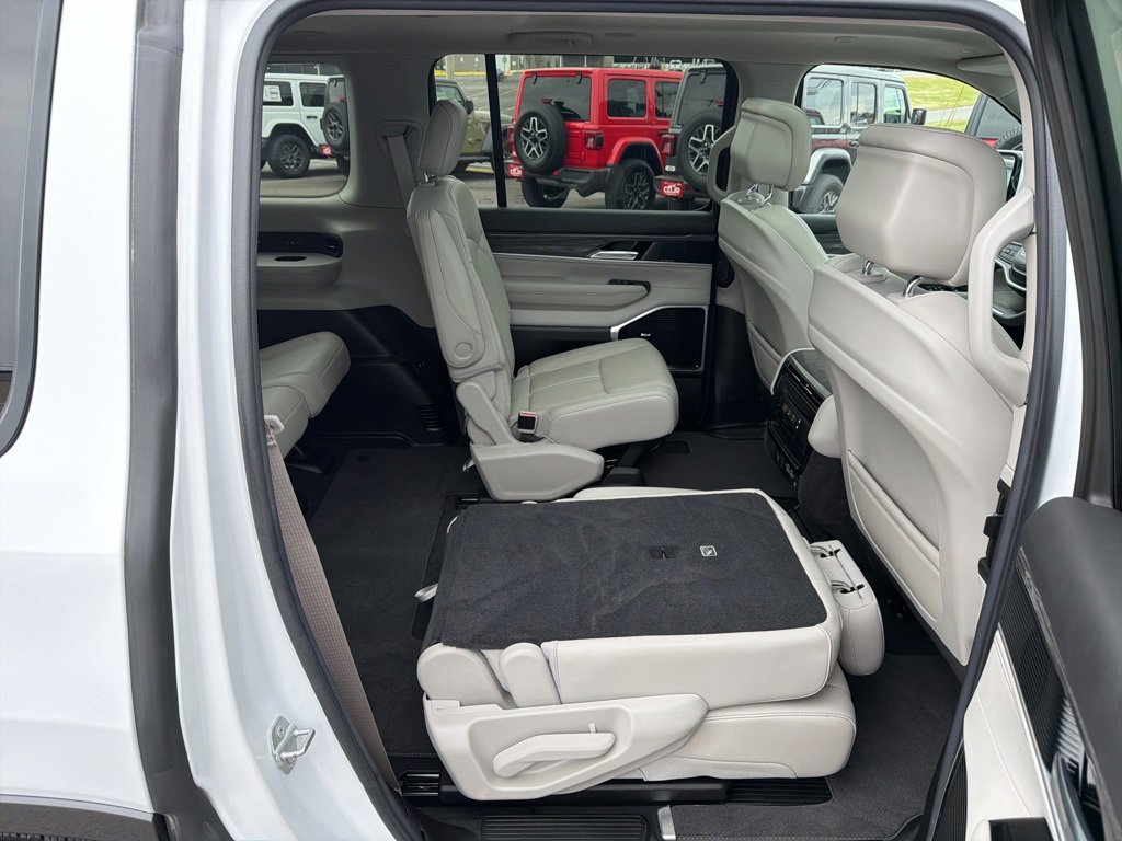 Used 2022 Jeep Wagoneer Series III w/ Premium Group I image 22