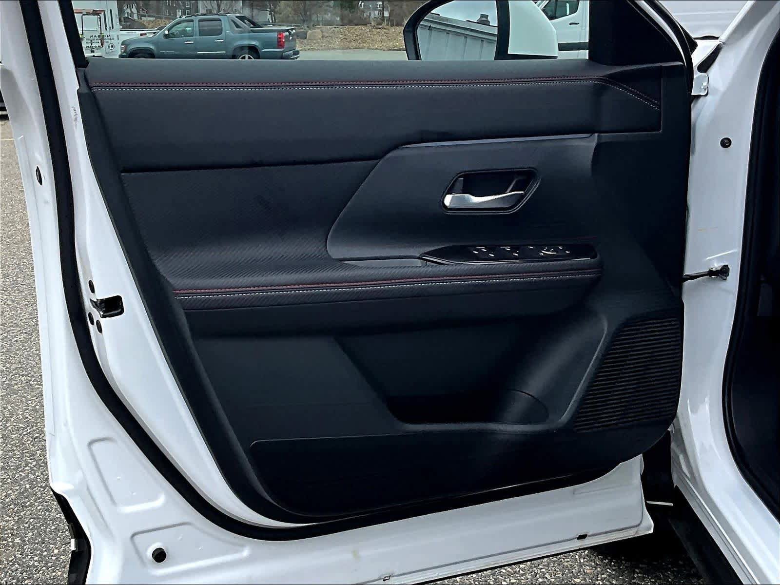 Used 2025 Nissan Kicks SR w/ SR Premium Package image 9