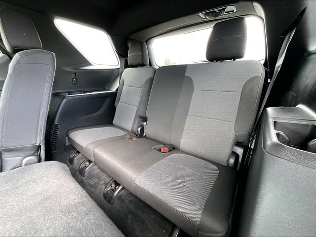Used 2023 Chevrolet Traverse LT FWD image 17