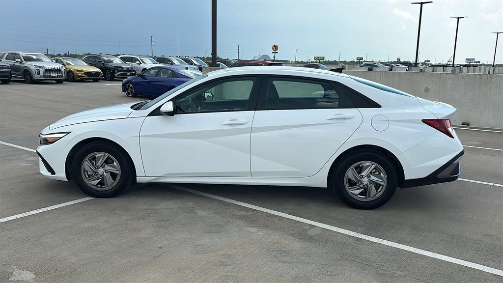 Used 2026 Hyundai Elantra SE FWD image 9