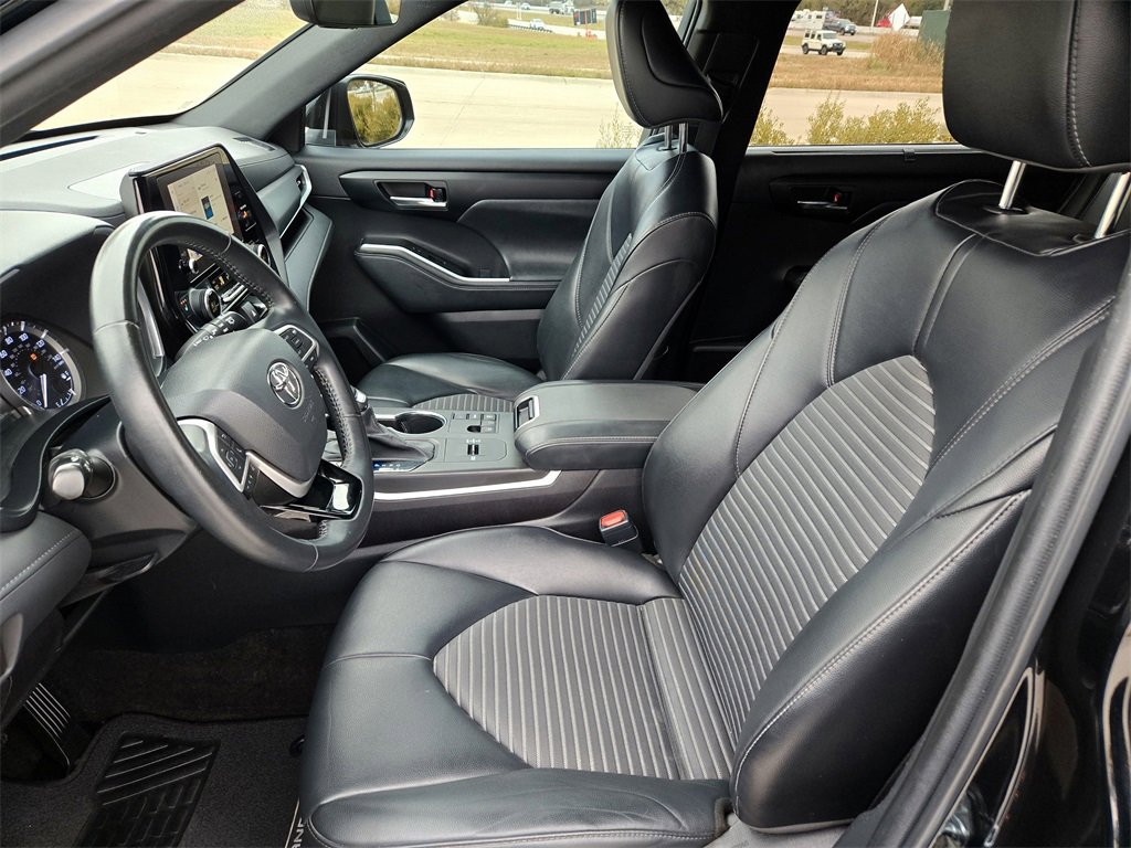 Used 2023 Toyota Highlander XSE image 27