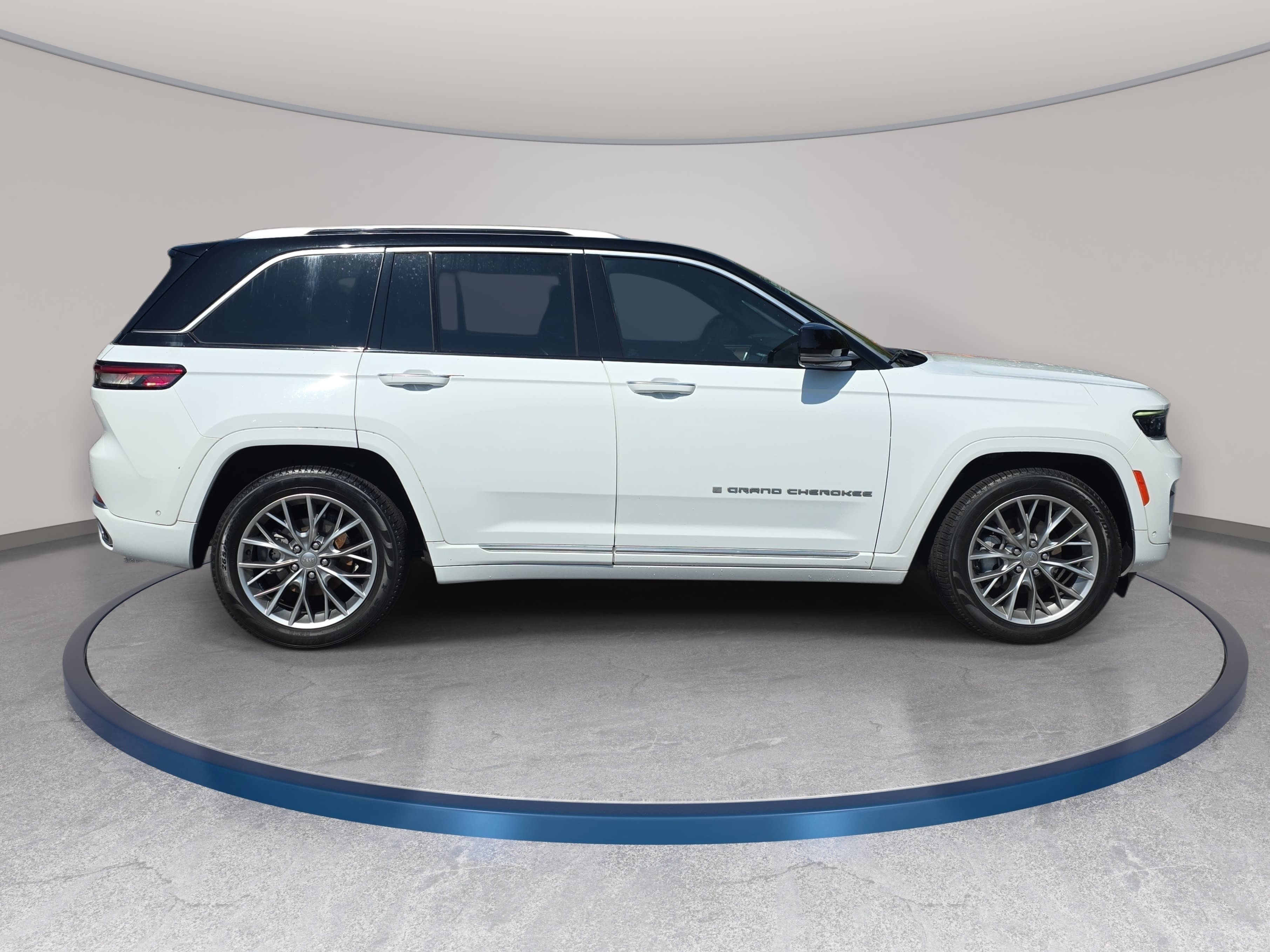 Used 2023 Jeep Grand Cherokee Summit w/ Adv Protech Group IV AWD/4WD image 4