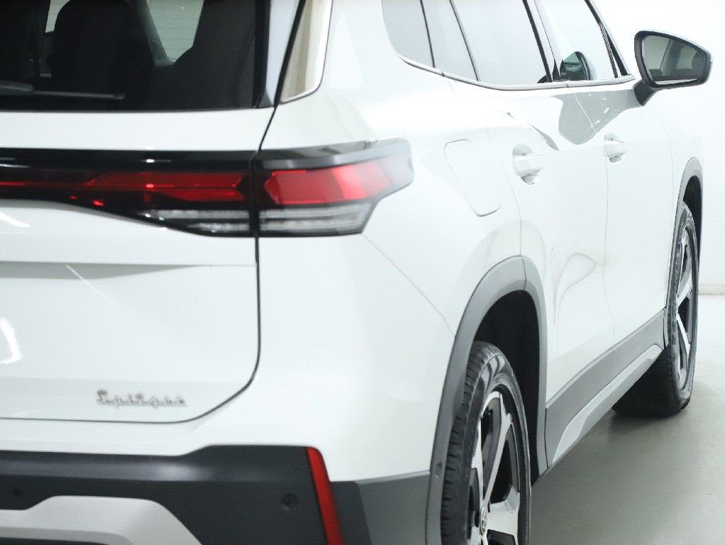 Used 2025 Volkswagen Tiguan SE image 43