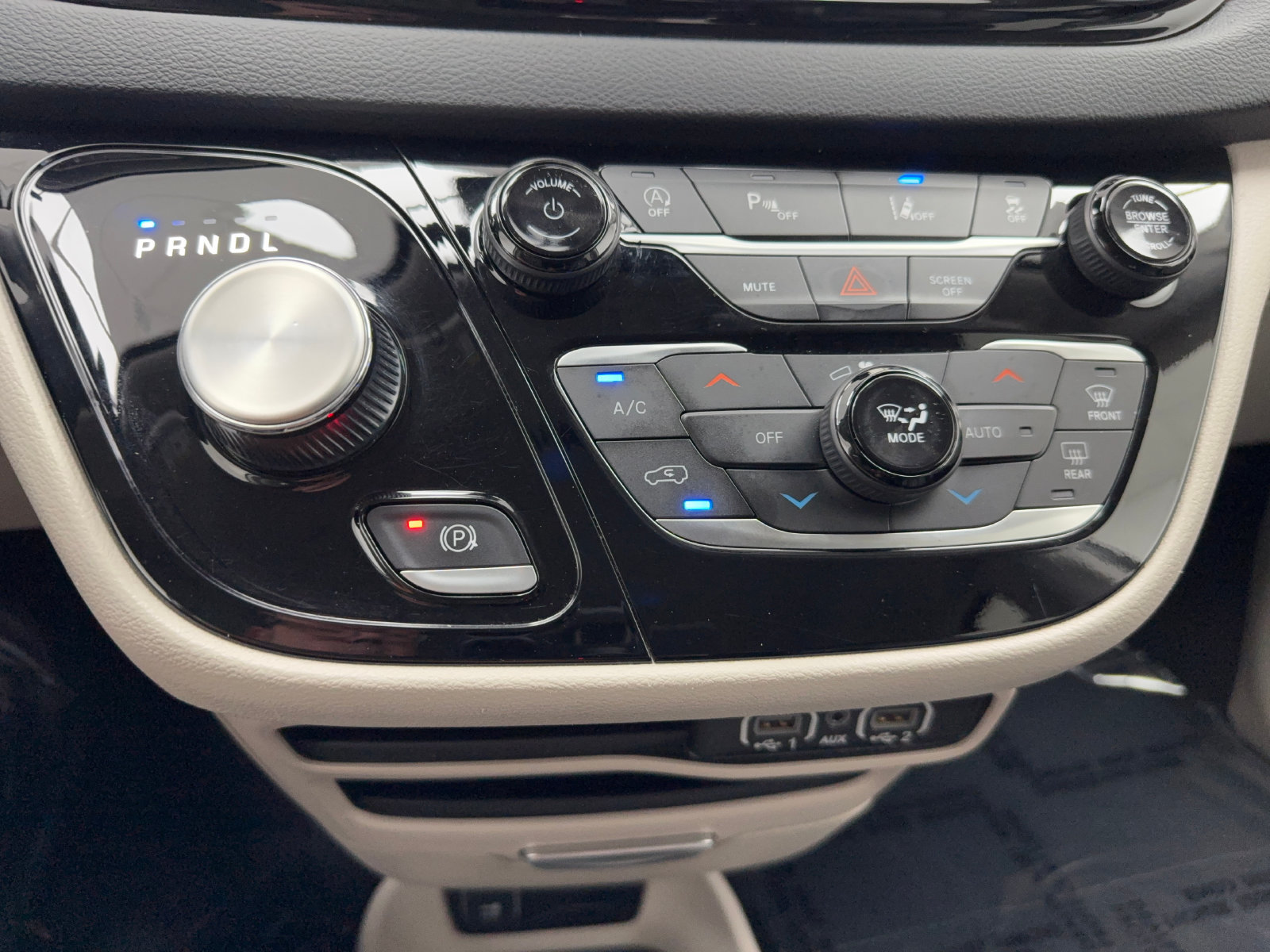 Used 2023 Chrysler Pacifica Touring-L FWD image 28