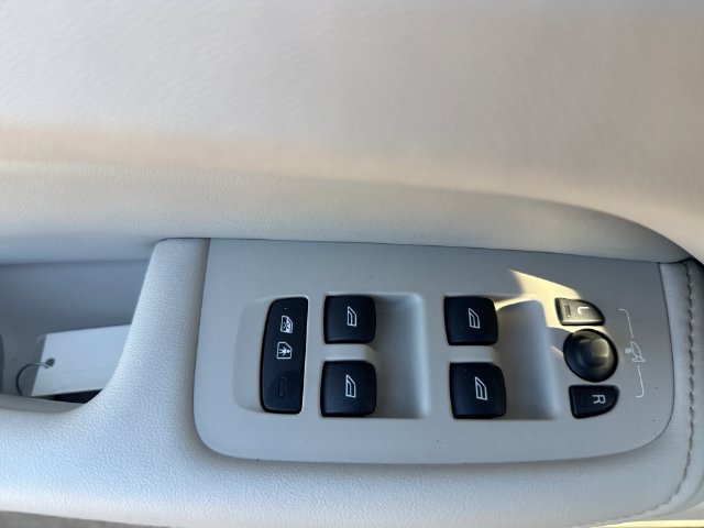Certified 2024 Volvo XC60 T8 Plus AWD/4WD image 18