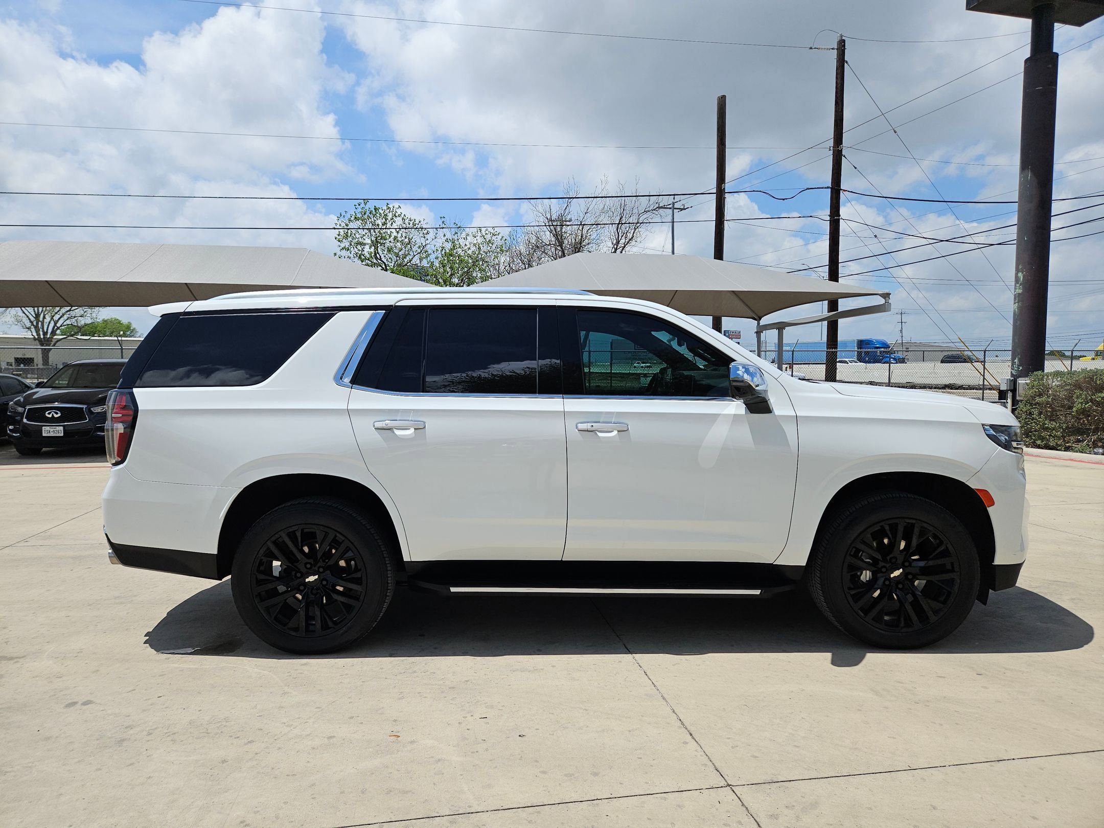 Used 2021 Chevrolet Tahoe Premier w/ Premium Package RWD image 2