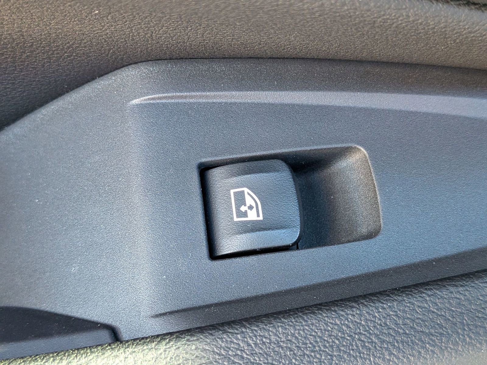 Used 2023 BMW 330i Sedan w/ Driving Assistance Package image 31