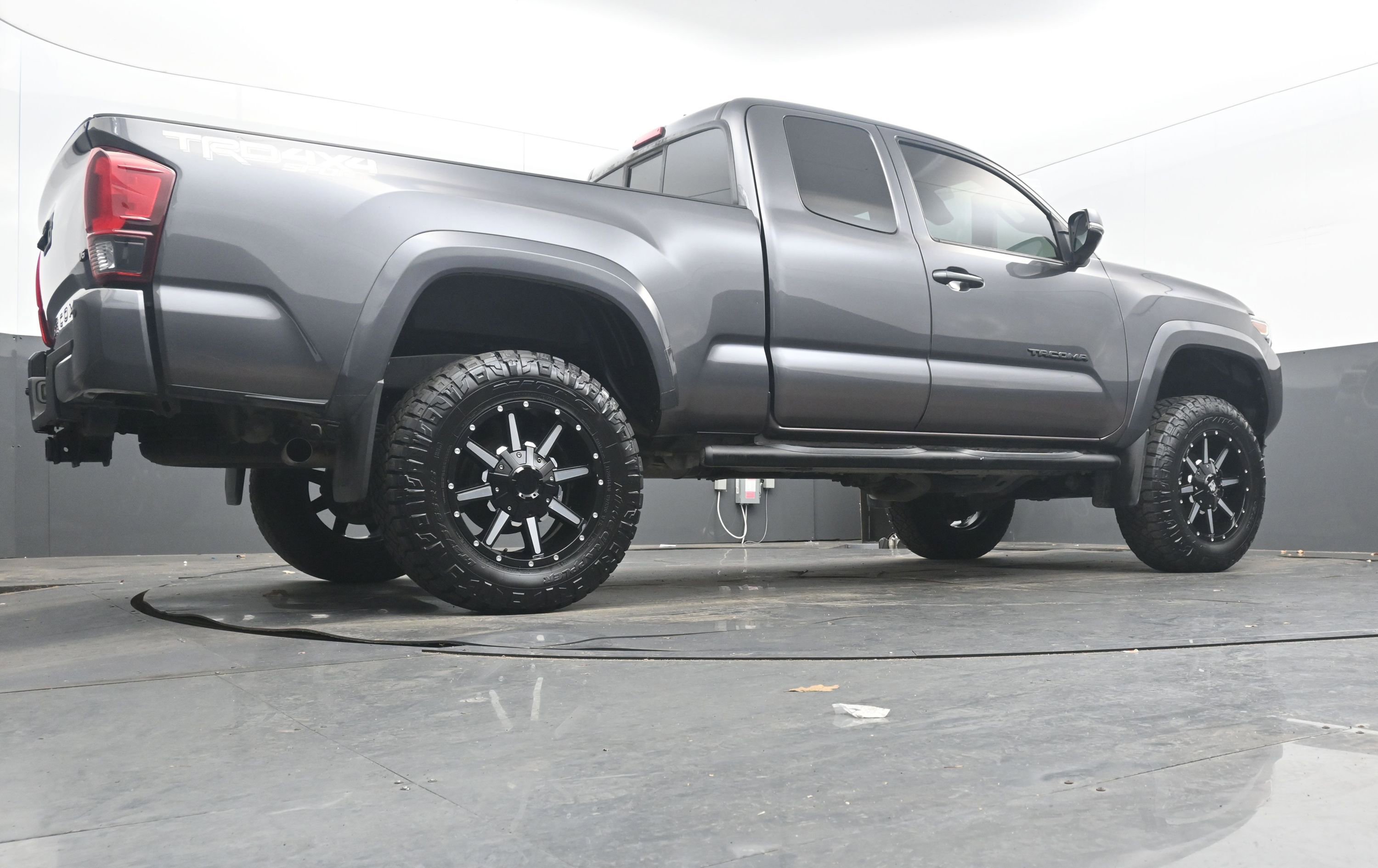 Used 2019 Toyota Tacoma TRD Sport w/ Technology Package image 24