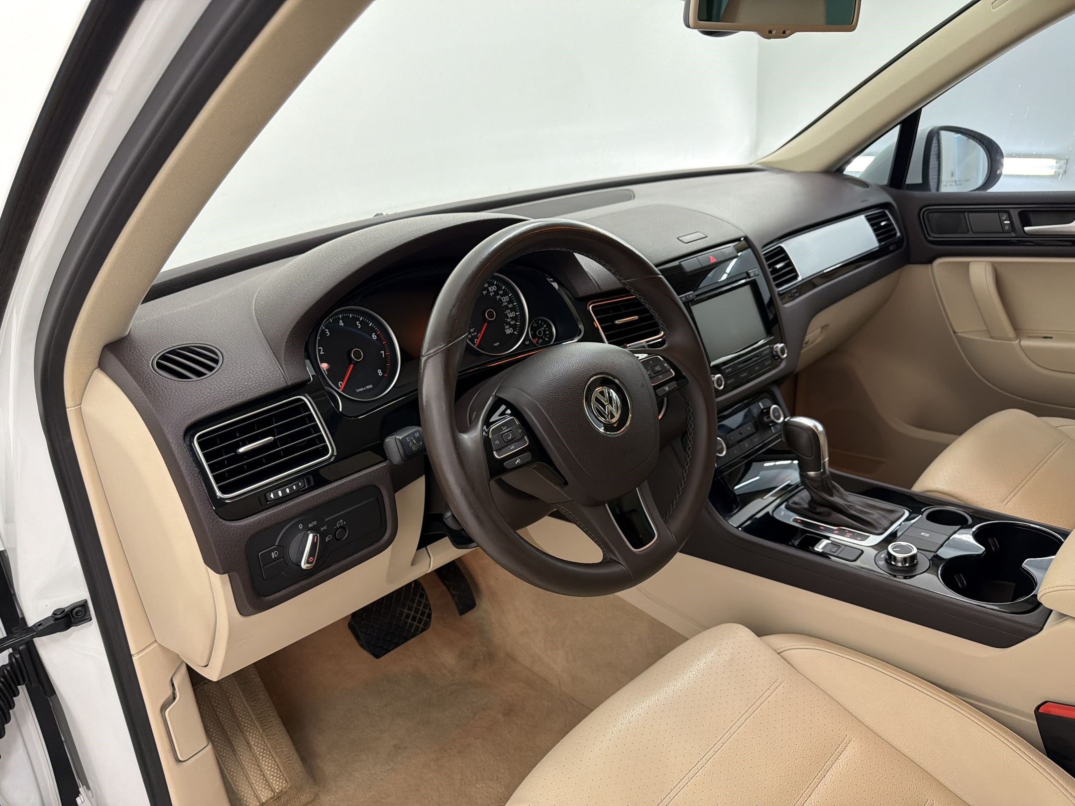 Used 2013 Volkswagen Touareg Sport AWD/4WD image 4