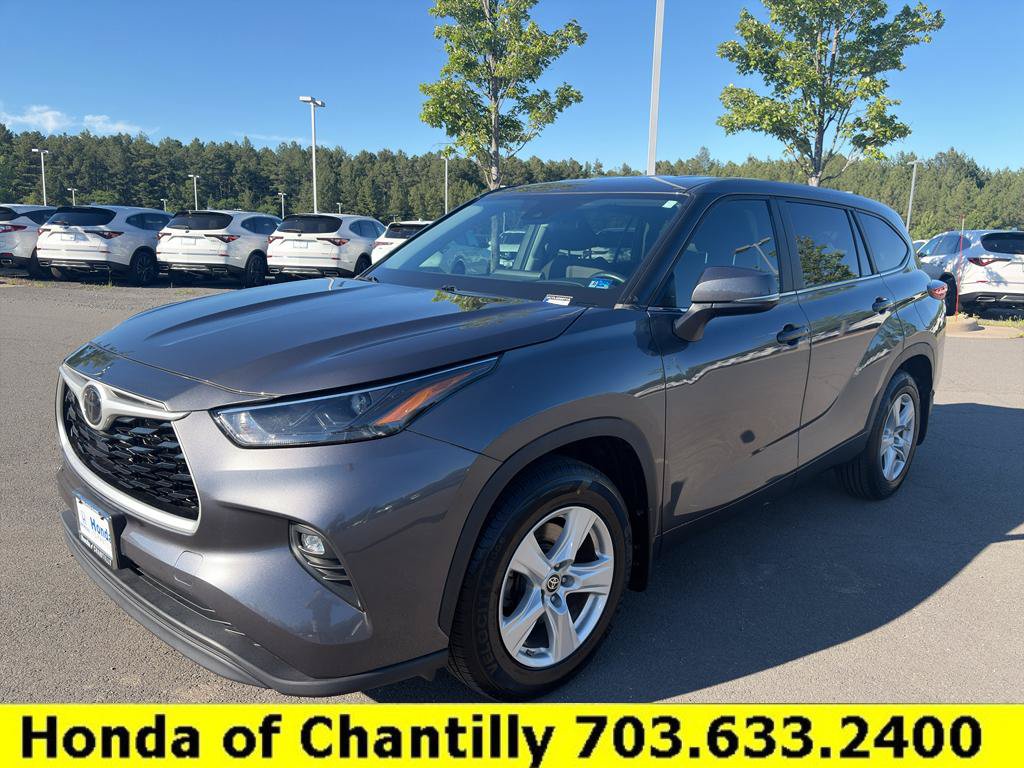 Used 2023 Toyota Highlander LE AWD/4WD image 3