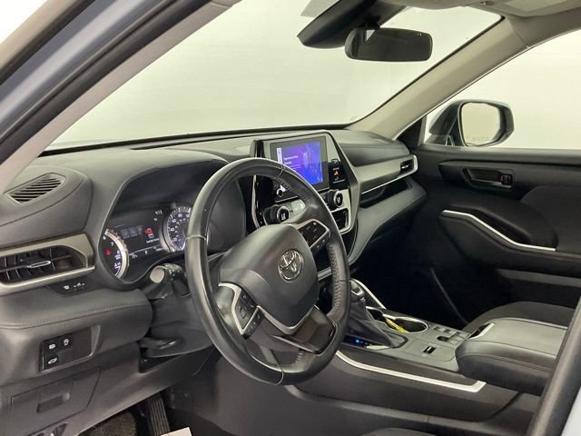 Used 2023 Toyota Highlander LE FWD image 11
