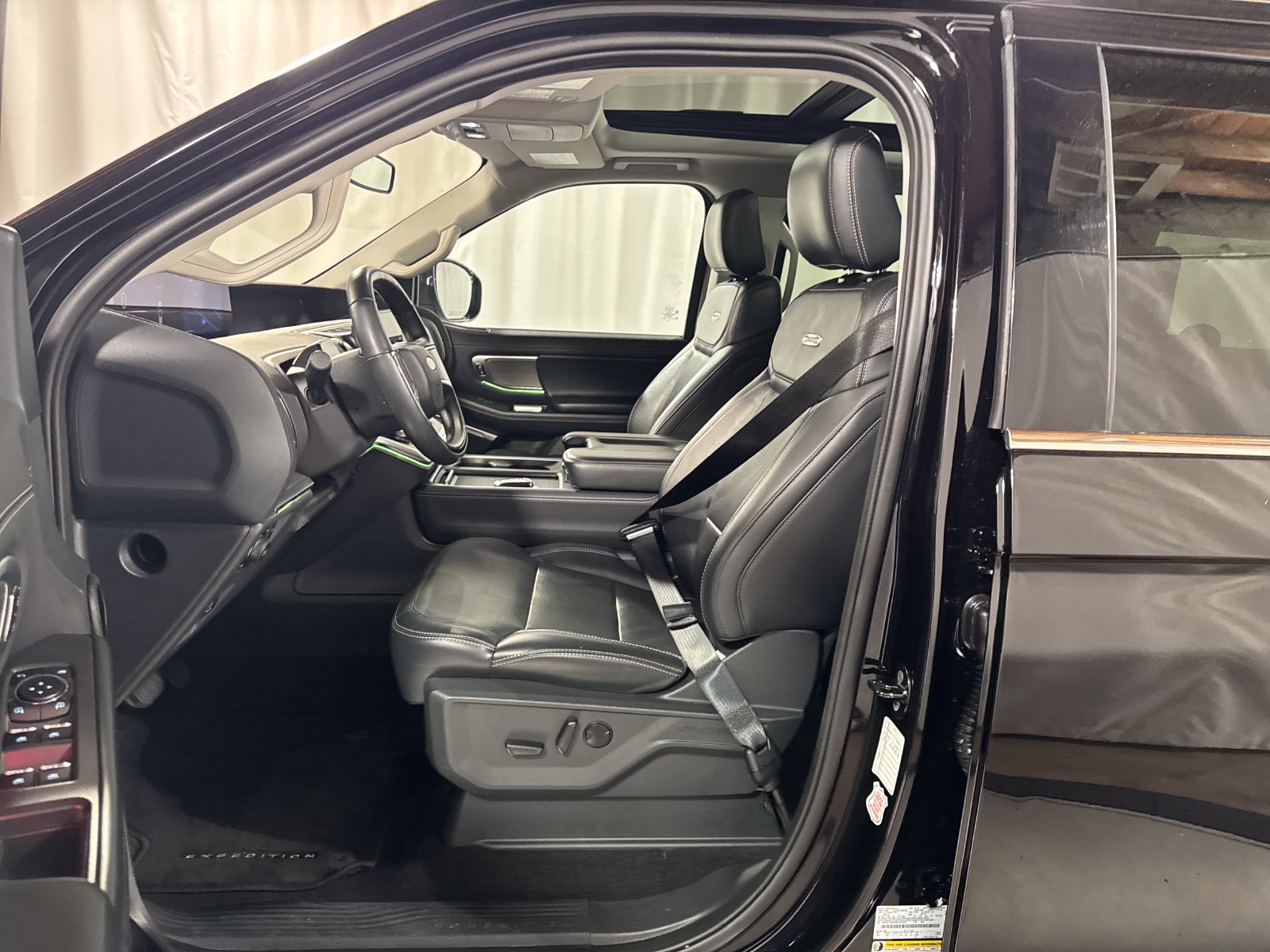 Used 2025 Ford Expedition Max Platinum AWD/4WD image 3
