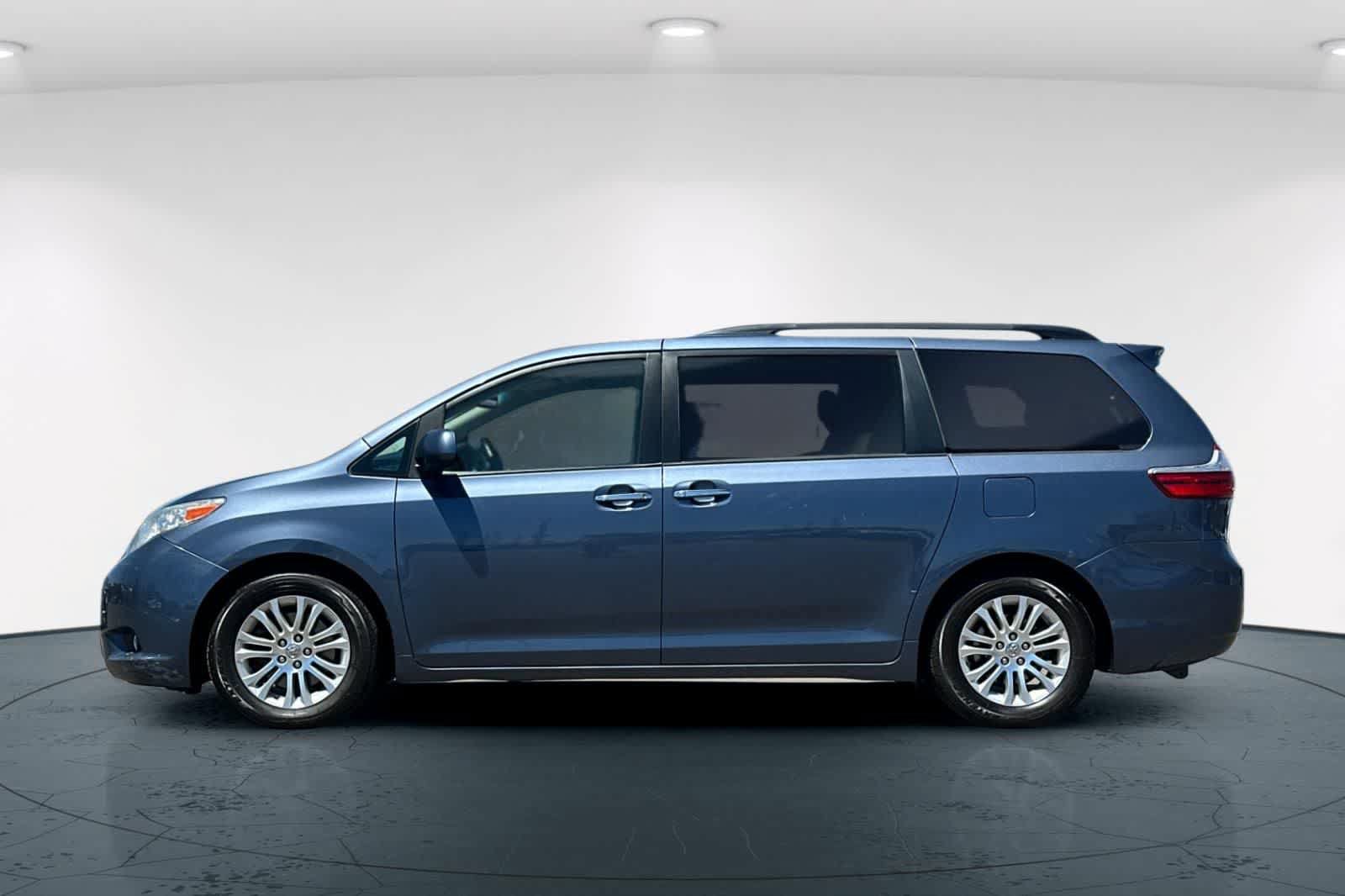Used 2015 Toyota Sienna XLE FWD image 9