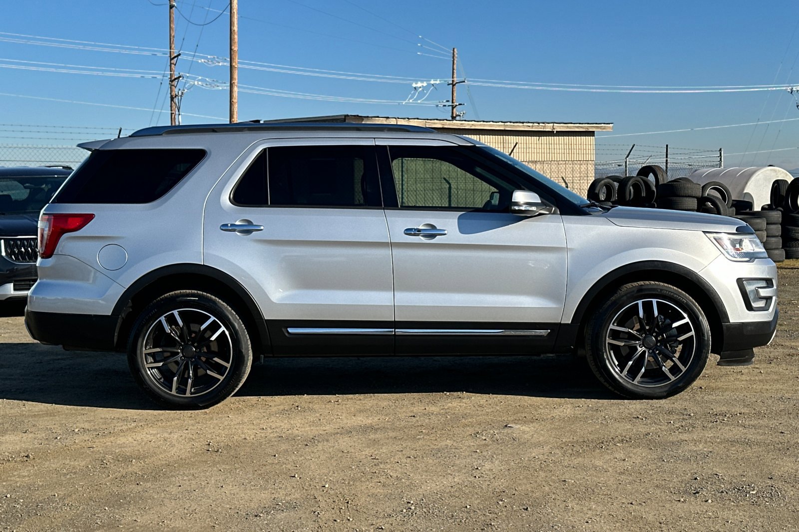 Used 2017 Ford Explorer Limited image 3
