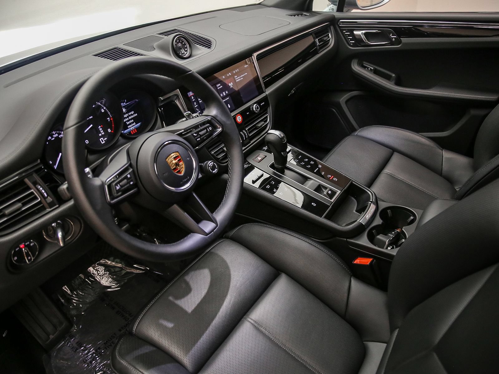 Certified 2026 Porsche Macan AWD/4WD image 4