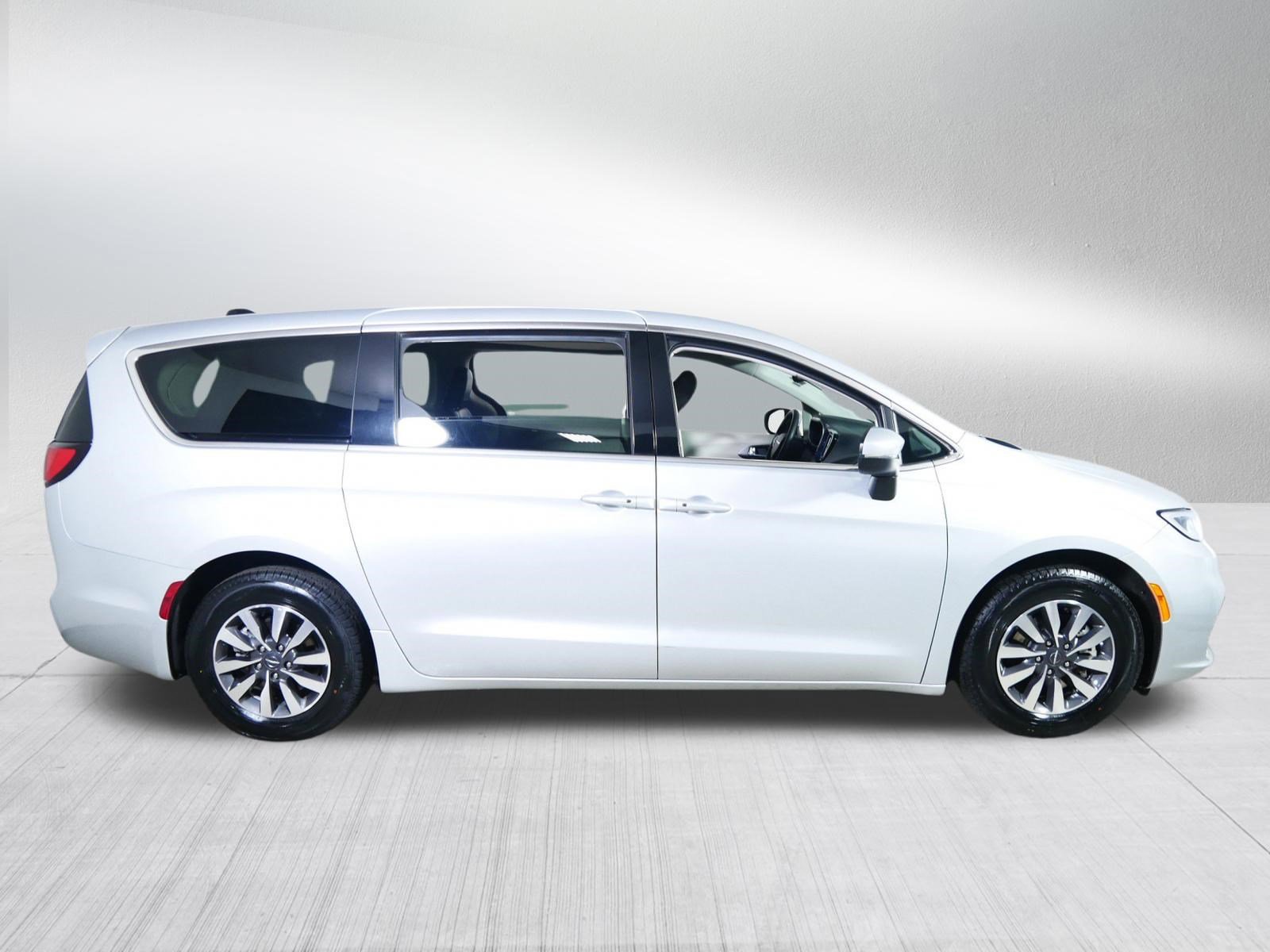 Used 2023 Chrysler Pacifica Touring-L image 8