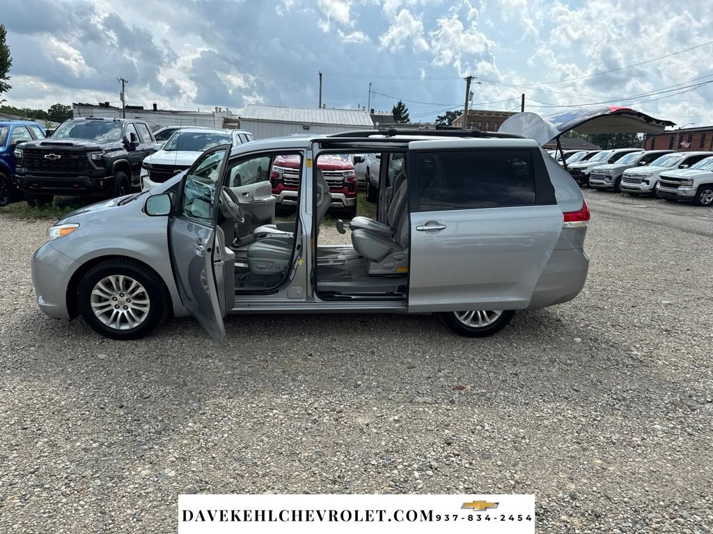 Used 2014 Toyota Sienna XLE w/ Entertainment Package FWD image 30