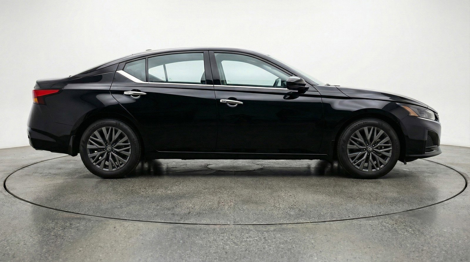 Used 2025 Nissan Altima 2.5 SV image 11