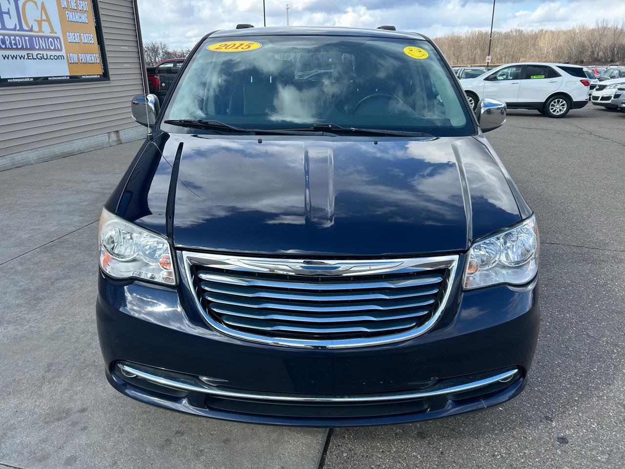 Used 2015 Chrysler Town & Country Touring-L w/ Driver Convenience Group image 2