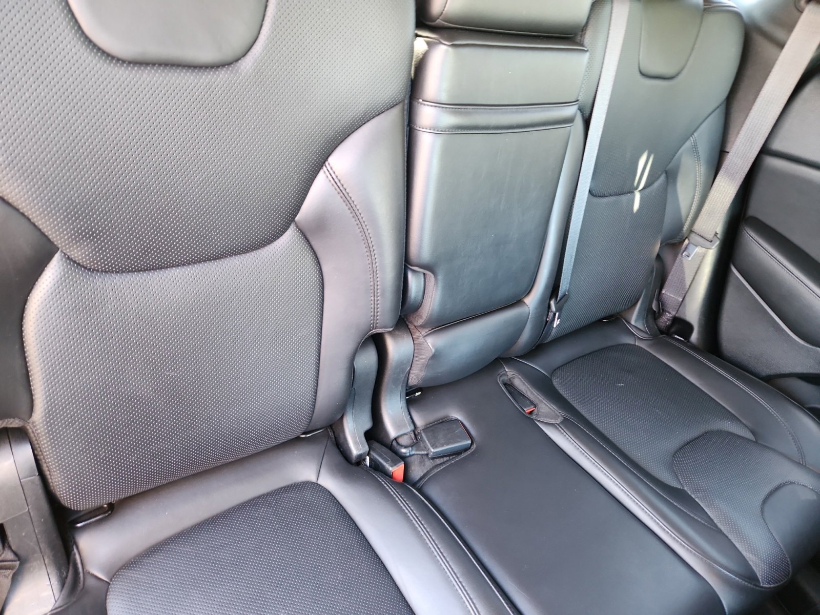 Used 2016 Jeep Cherokee Overland w/ Technology Group image 18