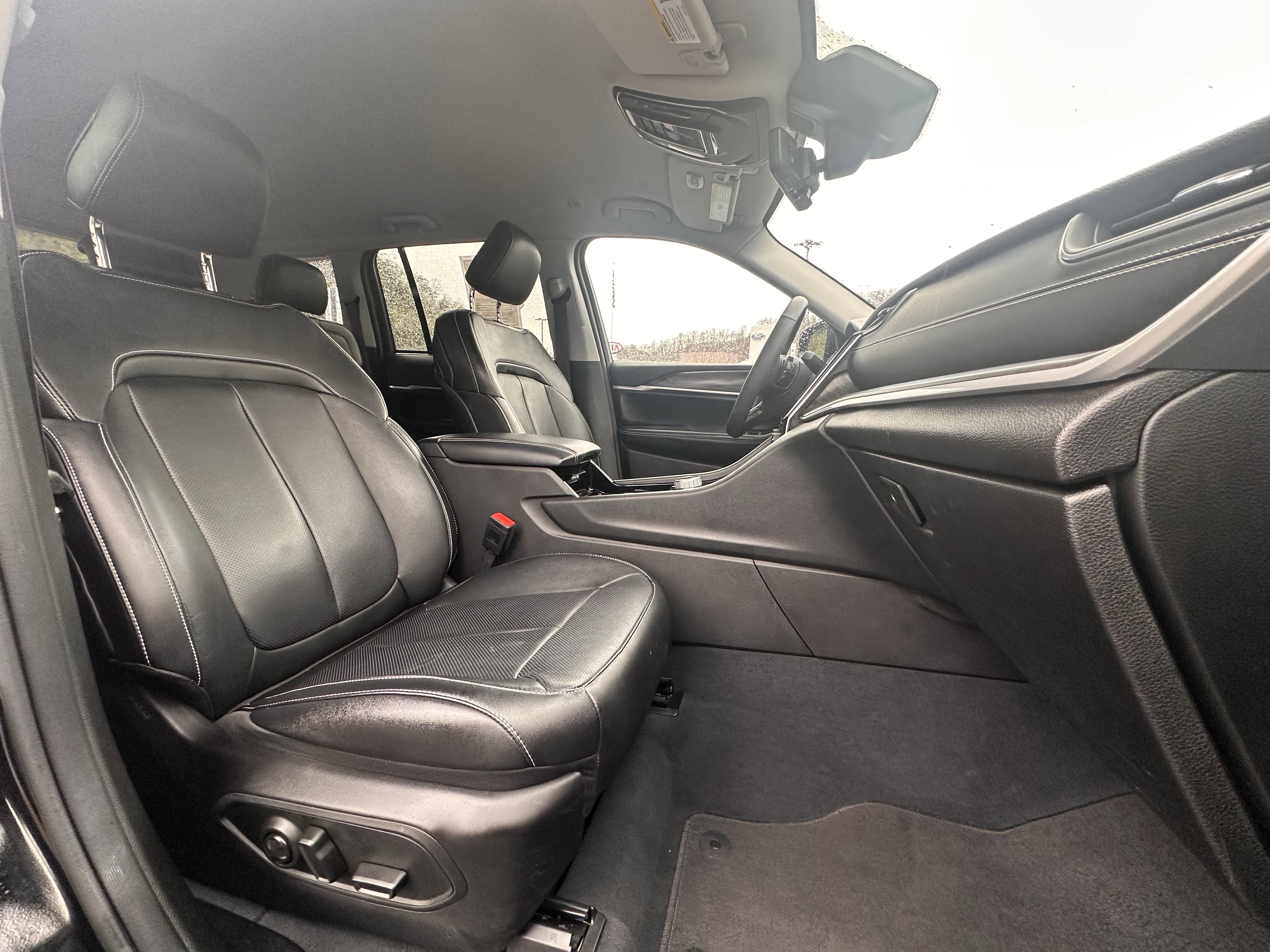 Used 2023 Jeep Grand Cherokee Limited w/ Luxury Tech Group II image 28