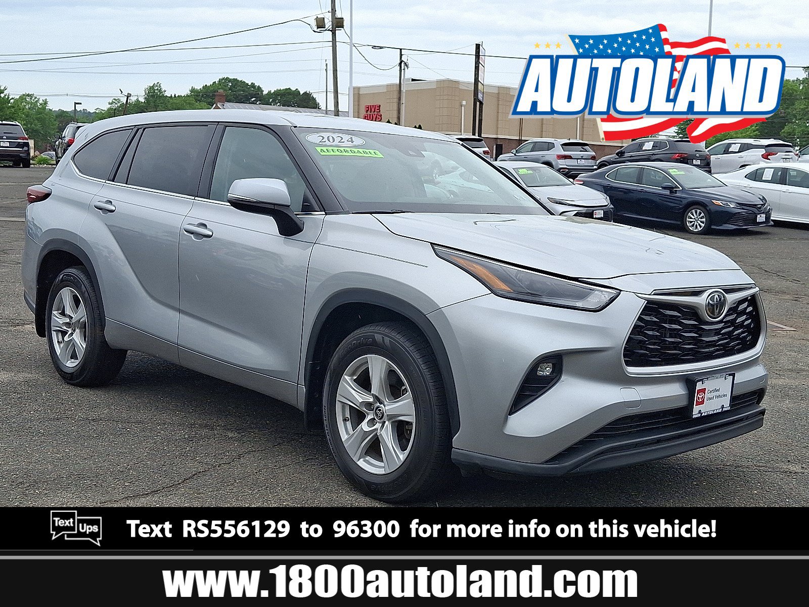 Used 2024 Toyota Highlander LE AWD/4WD image 1