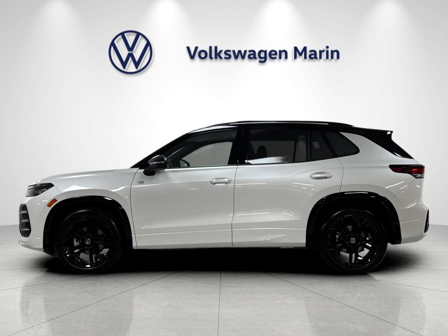 New 2026 Volkswagen Tiguan SE R-Line FWD image 2