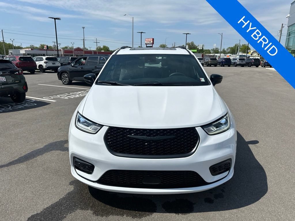 Used 2024 Chrysler Pacifica Premium FWD image 2